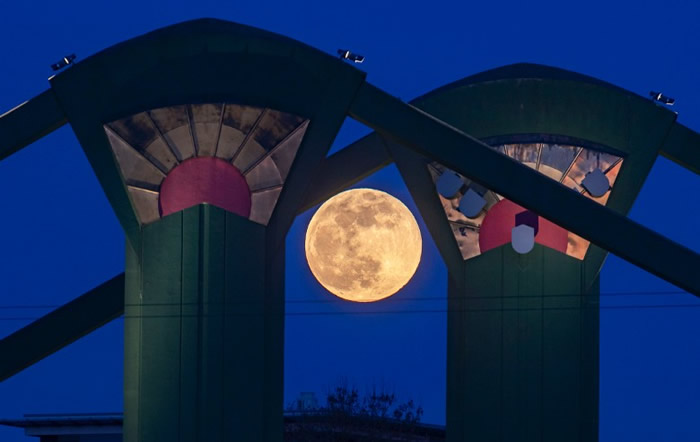 满月出现在德国其中的桥柱之间。