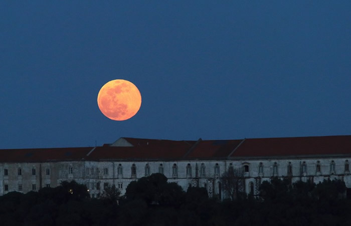 超级月亮在葡萄牙里斯本登场。
