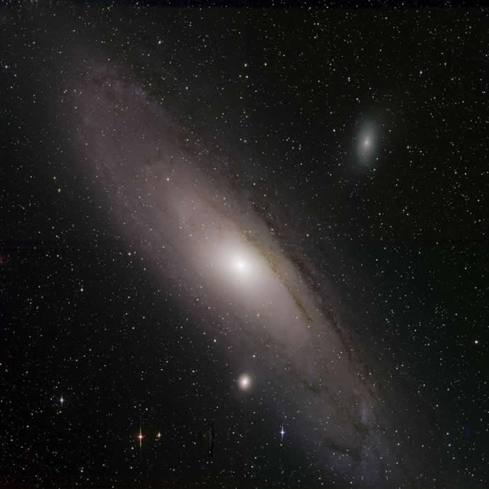 在这张由加州「史维基瞬变探测器」（Zwicky Transient Facility）最新发布的影像中，被称为梅西耶31（Messier 31）的仙女座星系发出
