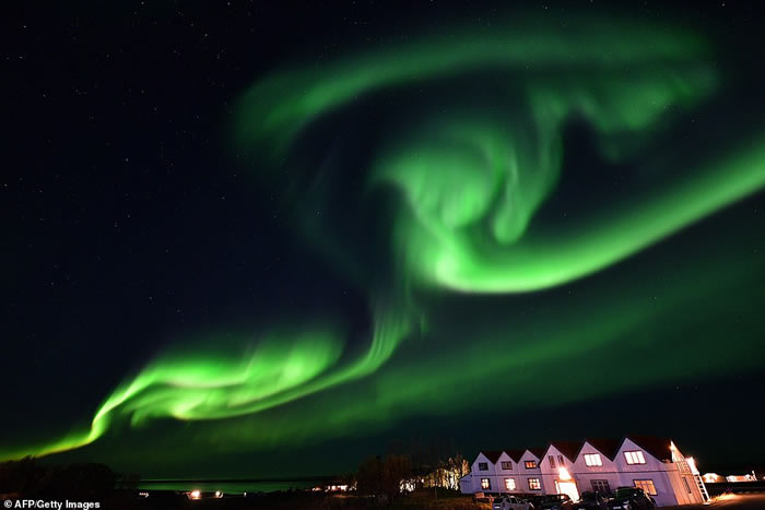 北极光照亮了冰岛东南部的天空。