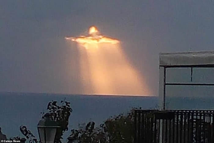 意大利阿戈波利镇天空惊见万丈光芒耶稣像