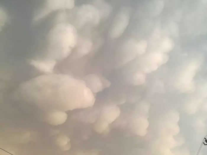 甘肃兰州上空惊现乳状云