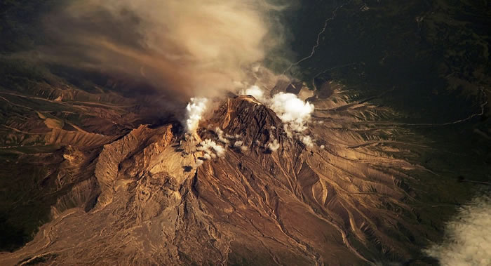 俄罗斯勘察加边疆区希韦卢奇火山喷发的火山灰柱高达海拔4.5千米
