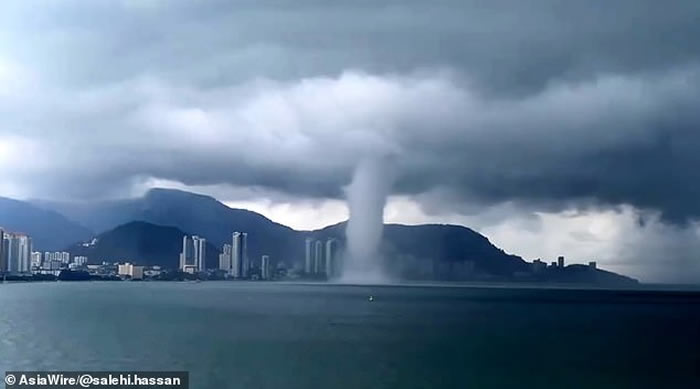 马来西亚槟城遭到巨大“海上巨塔”水龙卷侵袭