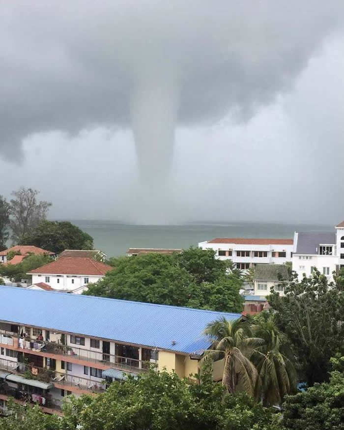 马来西亚槟城遭到巨大“海上巨塔”水龙卷侵袭