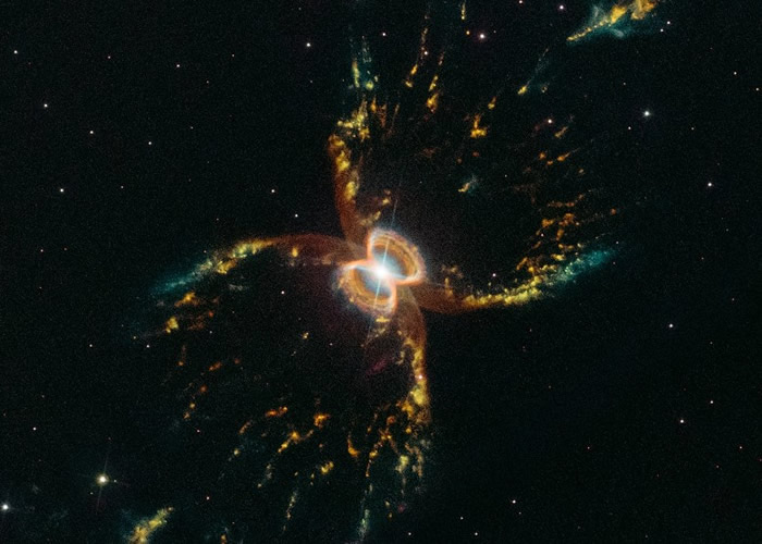 NASA为庆祝哈勃太空望远镜启用29周年 发放最新南蟹状星云Hen 2-104照片