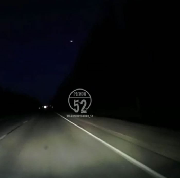网上发布俄罗斯下诺夫哥罗德州发光物体坠落的视频