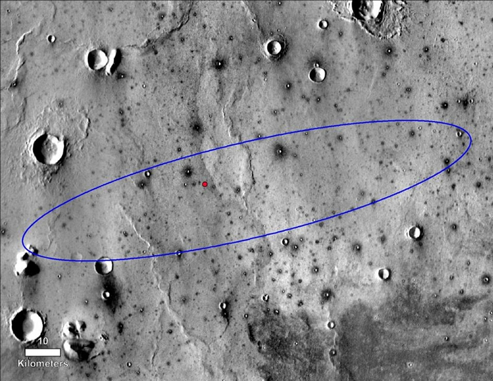 影像中的红点就是NASA洞察号登陆器在埃律西昂平原（Elysium Planitia）里的最后着陆位置。 这片广阔平坦的熔岩平原就位在火星赤道的北边。 根据先前