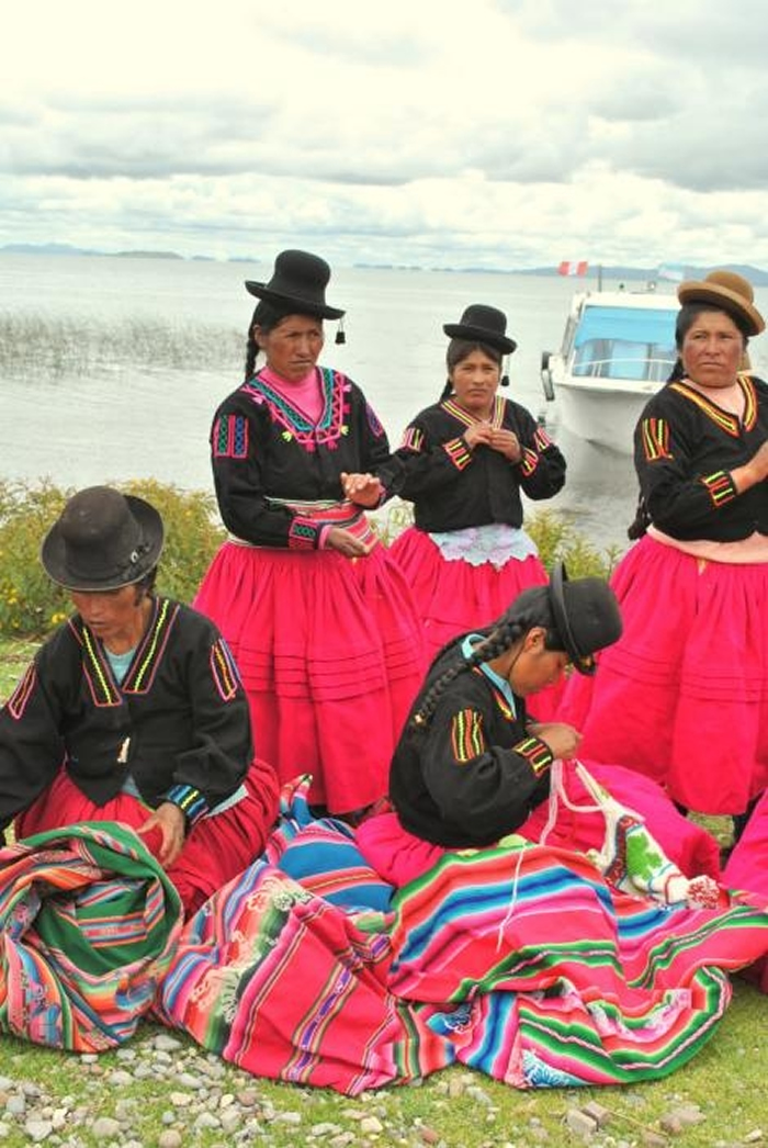 超过24名秘鲁妇女组成团体，其中一些人曾是盗猎者。 她们编织并贩卖发想自湖蛙的手工艺品来增加收入。 PHOTOGRAPH BY ERIN STOTZ