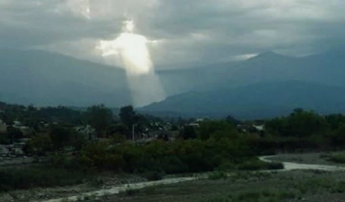 阿根廷北部“基督神像”现身半空