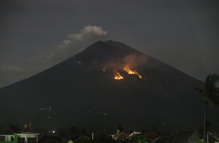 印尼峇里岛东部的阿贡火山又爆发 持续4分30秒