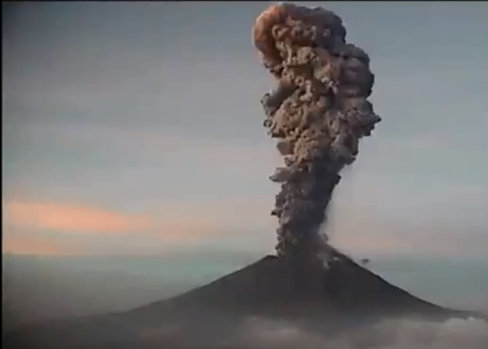 飞机乘客拍到墨西哥波波卡特佩特火山爆发