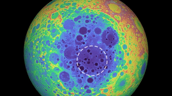 这张伪色影像是月球背面的地形图，较暖的色调显示海拔较高的区域，而较冷的色调则显示海拔较低的区域。 虚线圆圈表示南极－艾托肯盆地下方的质量异常区域。 IMAGE