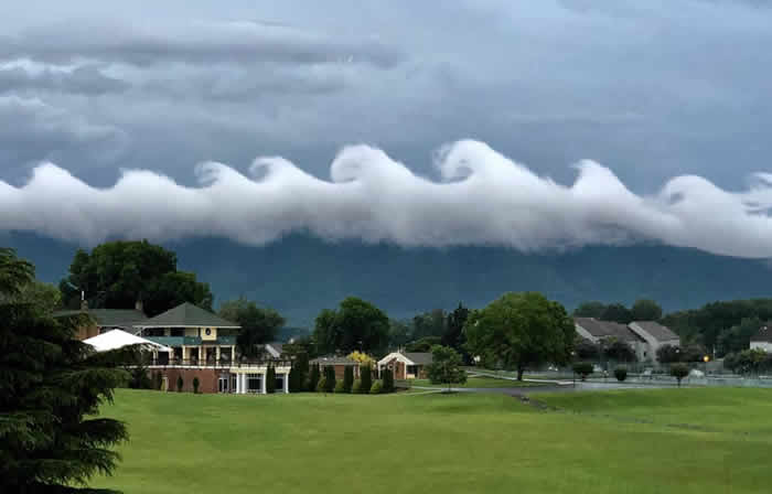 美国维珍尼亚州天空出现罕见自然现象“海啸云” 学名“克耳文-亥姆霍兹”（Kelvin Helmholtz）
