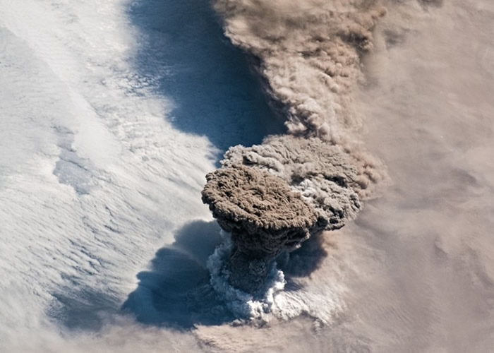 俄罗斯千岛群岛雷科克火山沉寂百年开始喷发 国际空间站宇航员拍下奇观