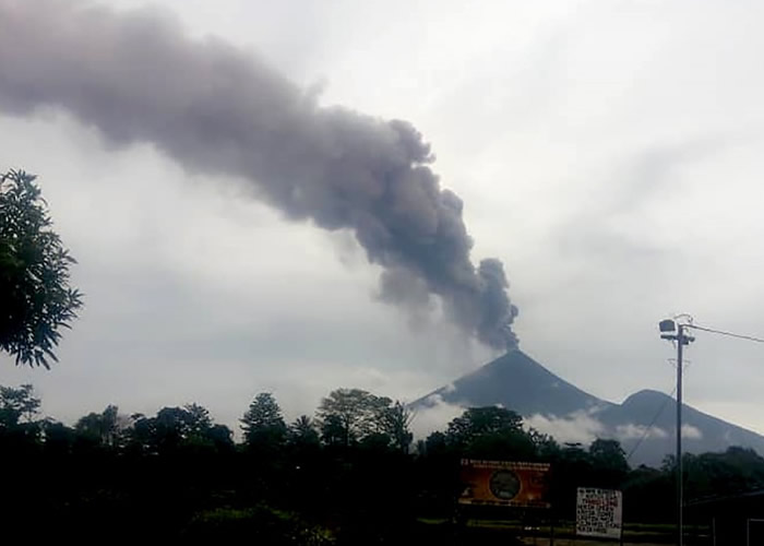 乌拉旺火山突然喷发。