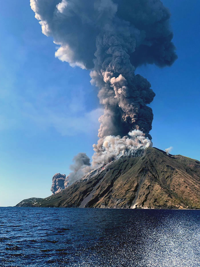 意大利斯特龙伯利岛火山喷发 “天降火雨”造成一名登山客死亡