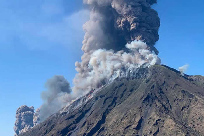 意大利斯特龙伯利岛火山喷发 “天降火雨”造成一名登山客死亡