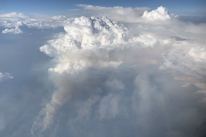 美国研究人员在飞行过程中从空中和云层内部拍摄到极其罕见的火积云照片