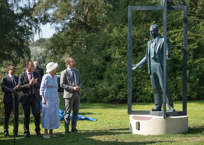 南京大屠杀保护难民 “丹麦英雄”辛德贝格（Bernhard Arp Sindberg）铜像揭幕