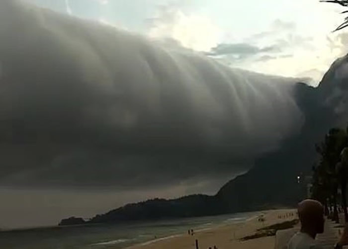 水平式龙卷风？巴西里约热内卢的圣康拉多海滩出现绵延上千公里的卷轴云 民众慌忙逃生