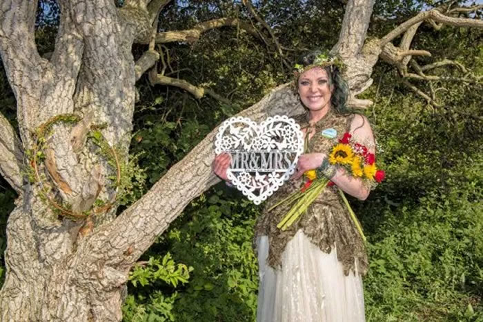 英国女子凯特·坎宁安与一棵树结婚 计划把自己的姓氏改为“接骨木树”