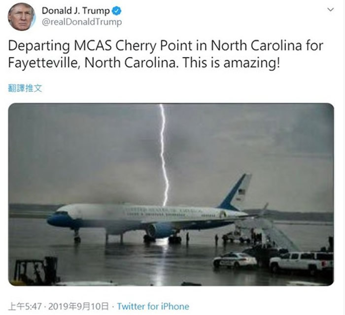 天空落下一道闪电打在空军一号附近！特朗普转发照片赞惊人 网友：上帝在给你警告