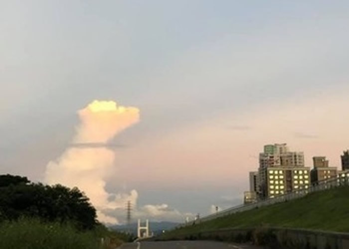 台湾网民在新北放狗圣地拍到一片外形如狗的云高挂天空