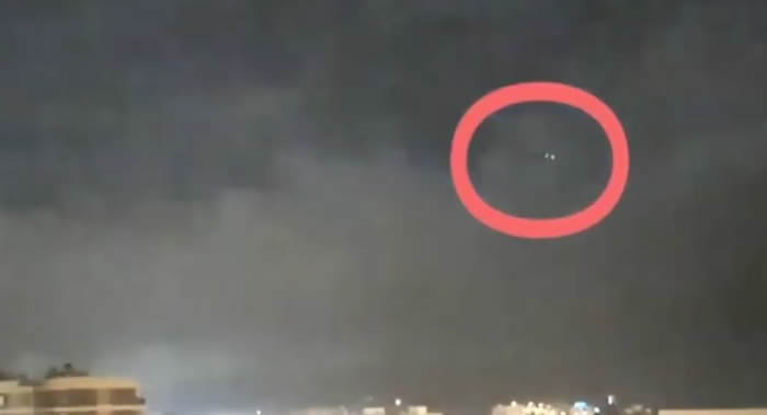 西班牙亚利坎提暴风雨夜晚云层闪现银色圆盘UFO不明飞行物 NASA立刻介入调查