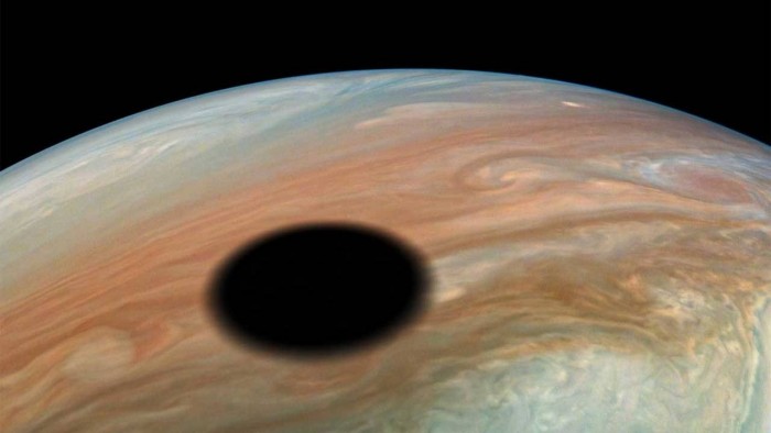 NASA朱诺号探测器拍摄到木卫一在木星上投下阴影的景象