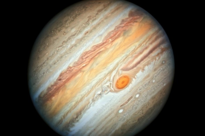 一周之后，哈勃拍下了一幅同样引人注目的木星图像，这张木星图像于8月份向公众发布。