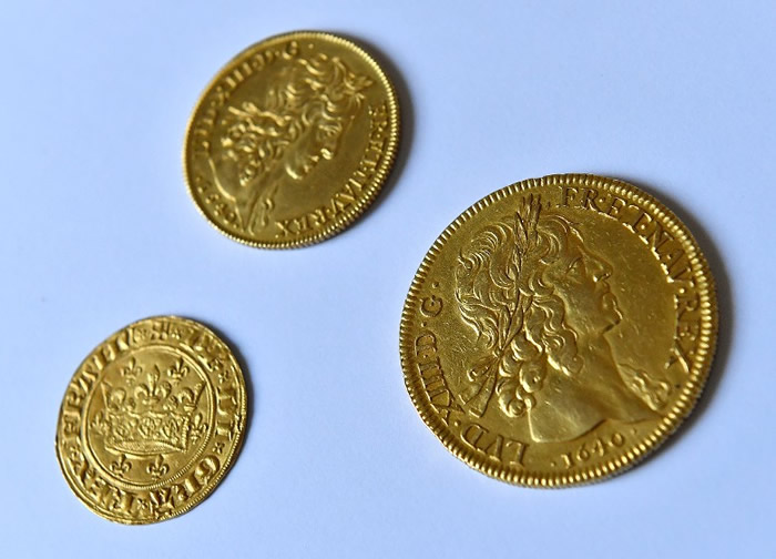 波尔多的拍卖行即将拍卖菲利普四世（左）和路易十三的金币（中、右）。