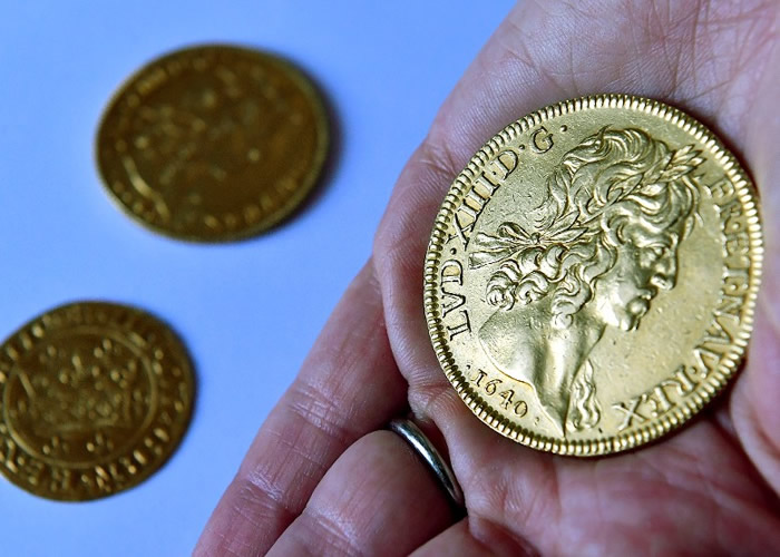 金币上刻有路易十三的侧面肖像。