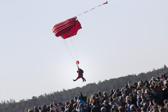 二次大战75周年活动在荷兰举行 90多岁老兵跳伞