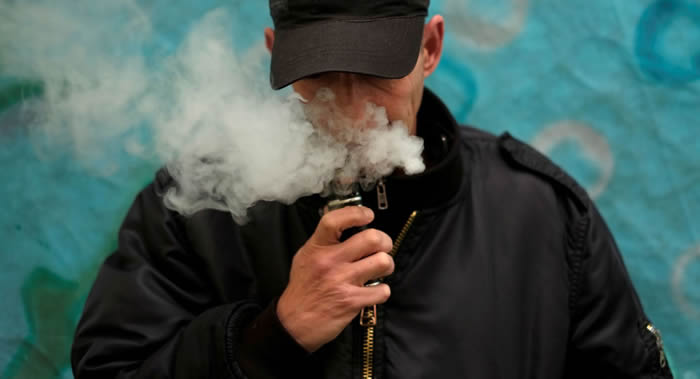 美国疾病预防控制中心（CDC）通报称已经记录到第12个吸电子烟致死案例