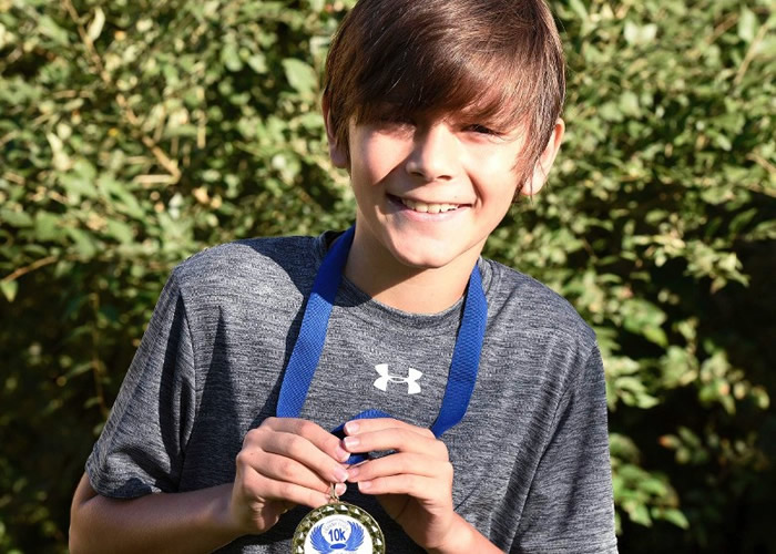 美国明尼苏达州9岁男童参加5公里长跑赛事走错路误闯10公里赛事夺冠