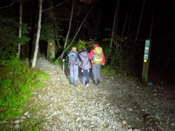 加拿大一名27岁女子跟团登山，不小心扭伤脚踝，竟被同行山友丢包。（图／翻摄脸书「North Shore Rescue」）