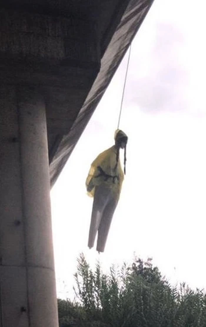 瑞典环保少女格蕾塔?桑伯格人偶在意大利罗马被上吊高架桥