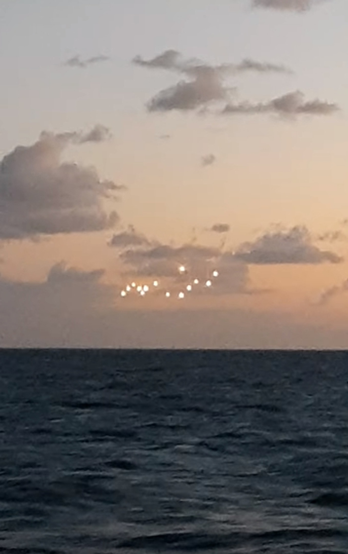 UFO？美国北卡罗莱纳州外海黄昏海面天空出现14个奇异光点