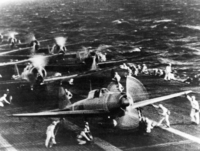 日军零式战机性能比美军战机好，中途岛战役一度是日军占上风。