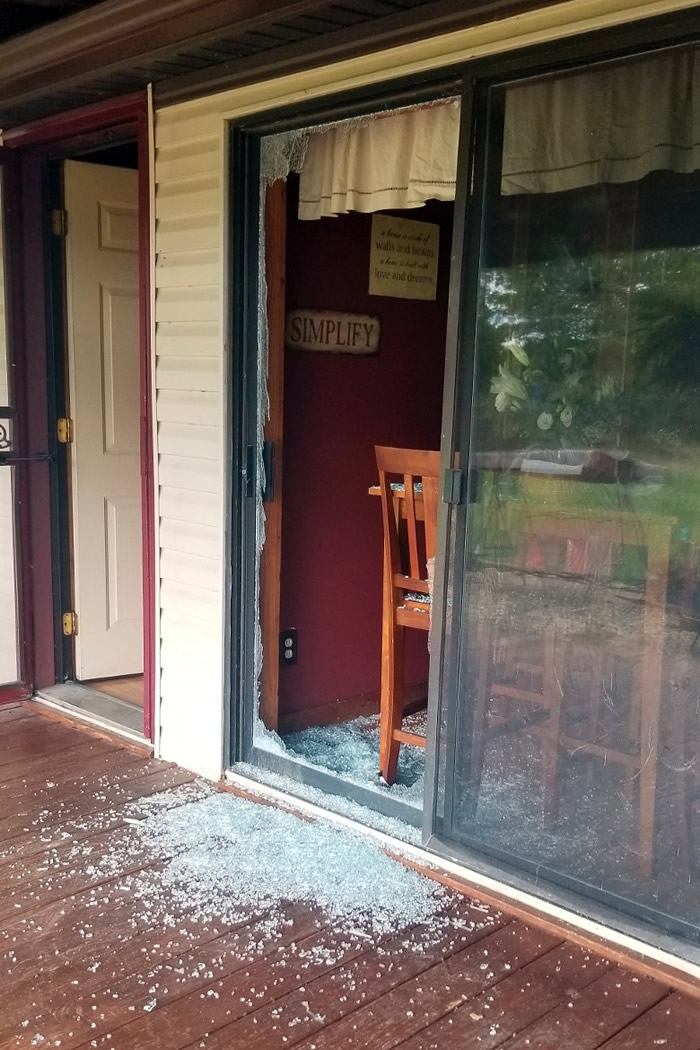 滑动玻璃门被打破。