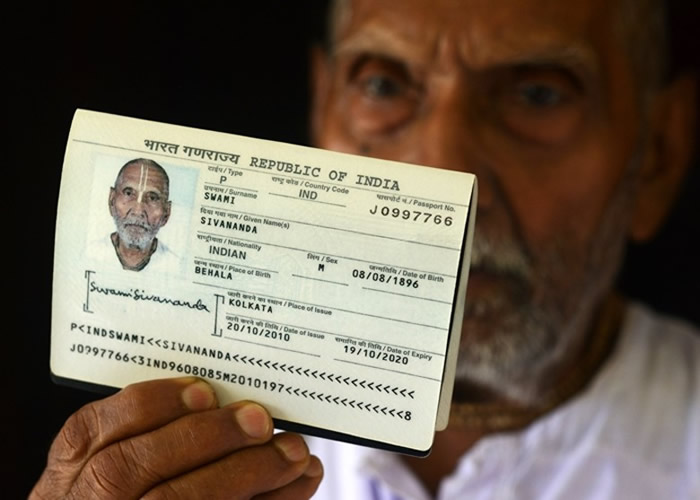 西瓦南达的护照显示他惊人的年纪。