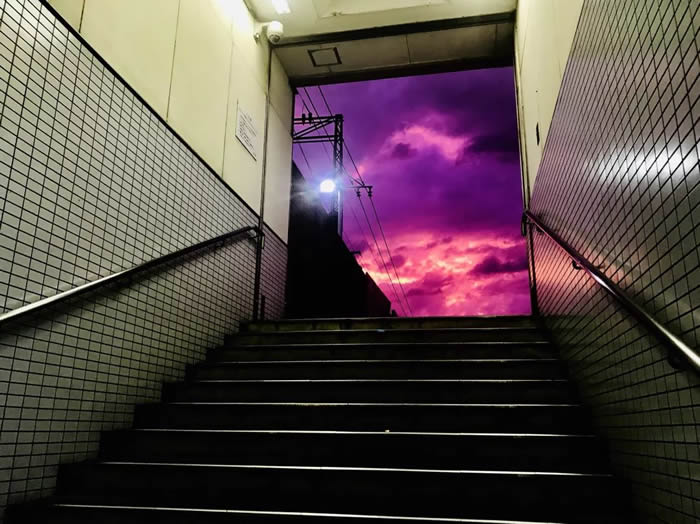 天空变紫色是什么征兆？台风哈吉贝登陆 日本多地天空变紫色