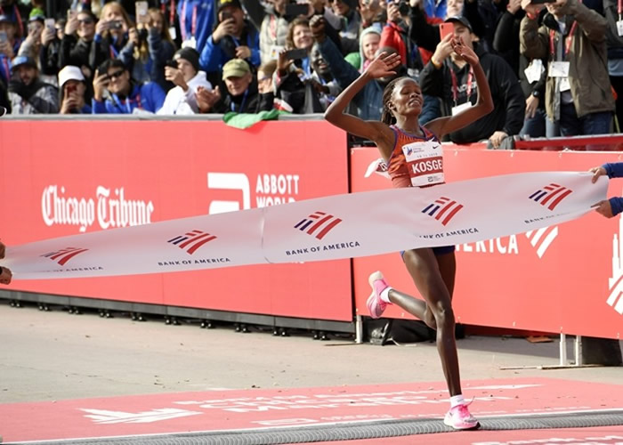 肯尼亚女选手Brigid Kosgei在美国芝加哥马拉松比赛中以2小时14分4秒时间打破尘封16年的纪录