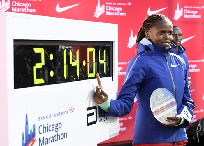 肯尼亚女选手Brigid Kosgei在美国芝加哥马拉松比赛中以2小时14分4秒时间打破尘封16年的纪录