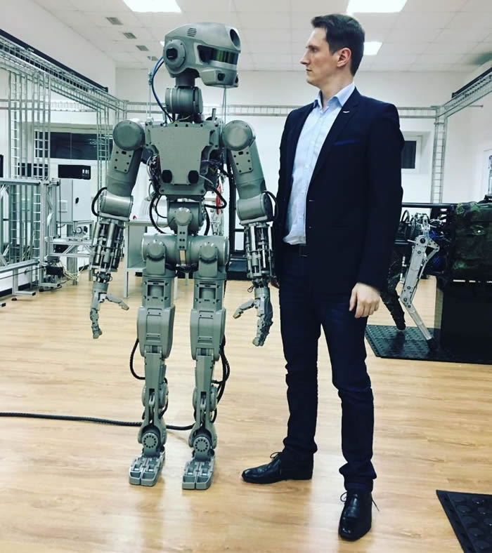 品牌创始人弗拉基米尔•别雷不是一个职业服装设计师，他从事发展俄罗斯人工智能科技引进的工作。别雷是机器人“费奥多尔”的研发人员之一。（© 照