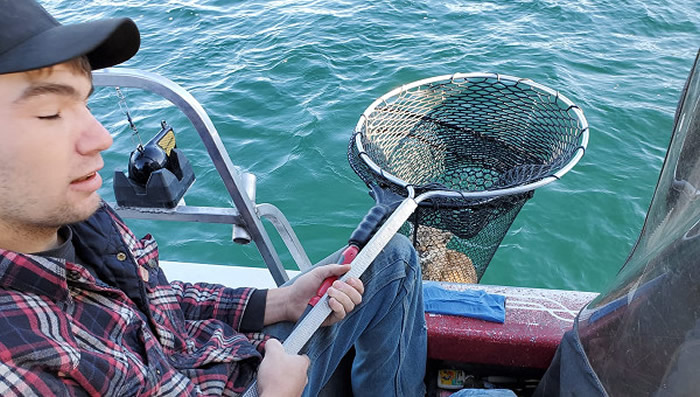 美国蒙大拿州网友湖泊钓鱼居然捞到一只野生短尾猫 暖家庭送回山林