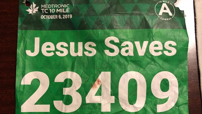 T恤上写着“耶稣救我”的美国长跑爱好者心脏病发摔倒 真有一个名叫耶稣的人救了他