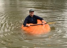 美国田纳西州克里夫兰市农夫预祝万圣节 910磅巨型南瓜变做独木舟