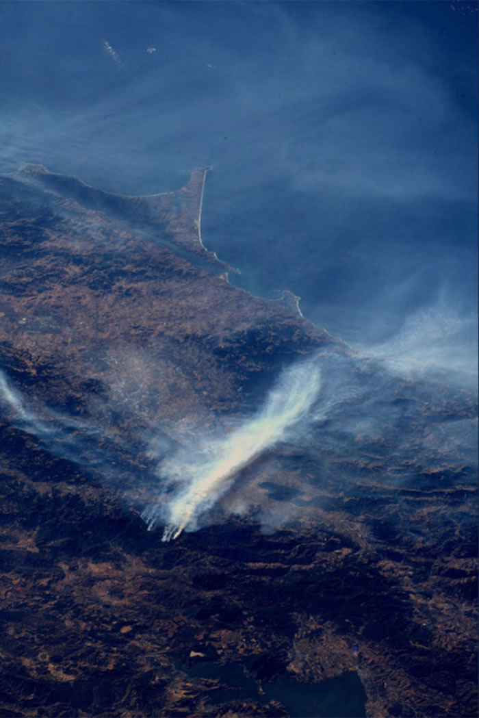 美国宇航员安德鲁·摩根从国际空间站拍摄加州大火